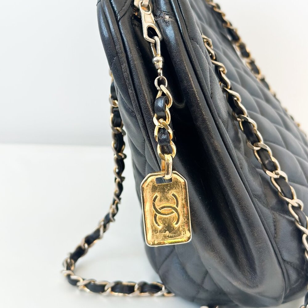 90’s CHANEL Black Quilted Lambskin Shoulder Bag with Gold Chain - Picture 4 of 16
